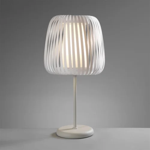 Lampada da tavolo in metallo